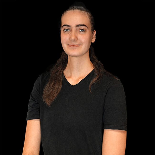Team_Michelle_Lorgi_web-1-650x650 - Beisner Druck GmbH & Co. KG Eine Person mit langen braunen Haaren und schwarzem T-Shirt steht vor einem schlichten schwarzen Hintergrund und lächelt leicht - perfekt, um die Teammitglieder einer Druckerei in Bremen oder Hannover zu präsentieren.