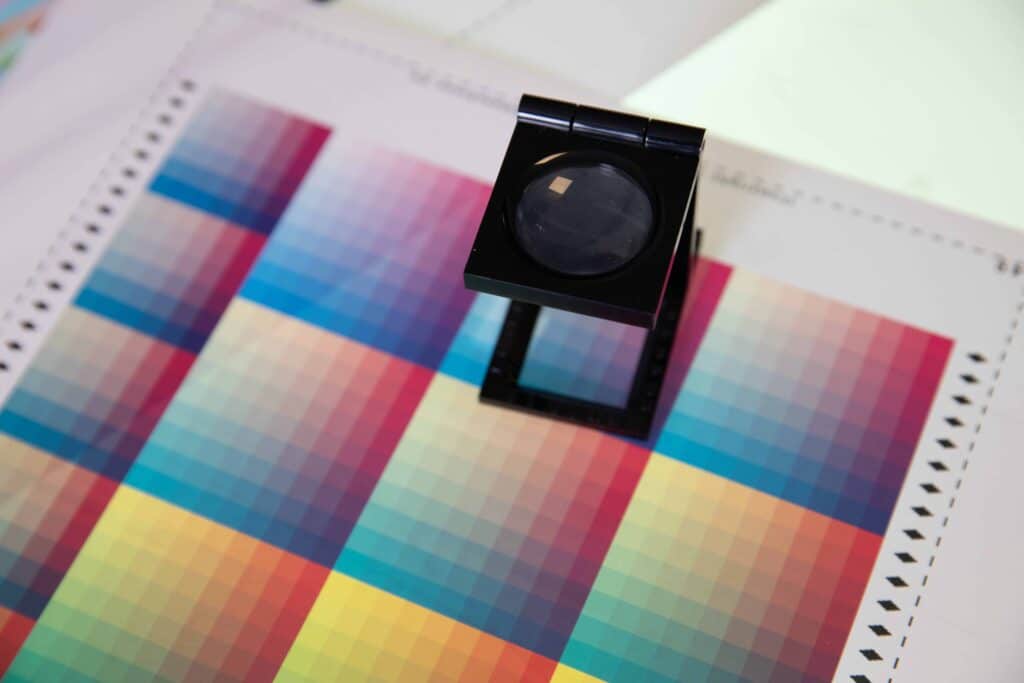 Farbpalette_farbig - Beisner Druck GmbH & Co. KG Farbpalette und Lupe.